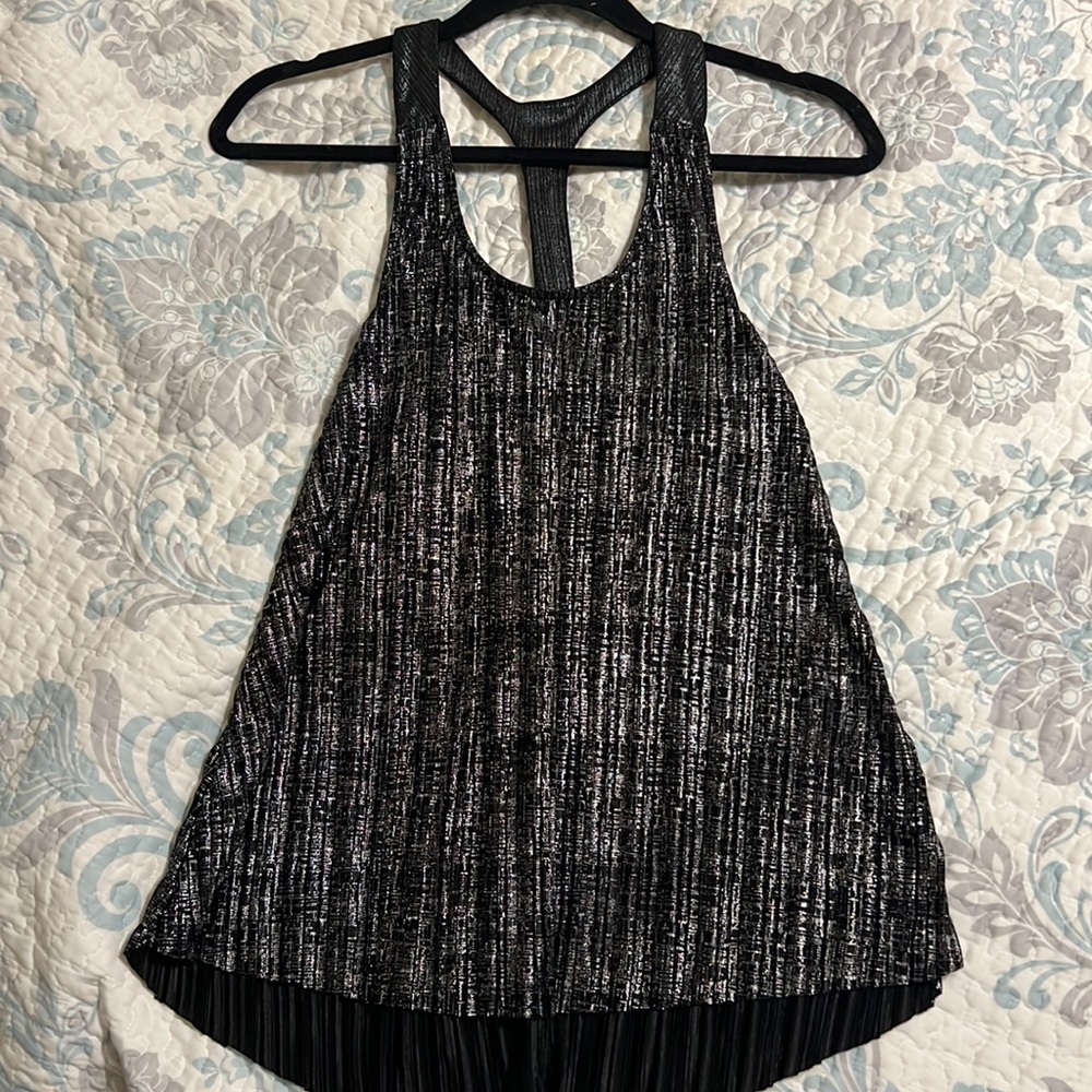 Weavers Top. cute bow 🎀 on back black & silver SZ: S
